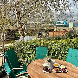 riverside-house-with-parking.yorkshirehotels.net/